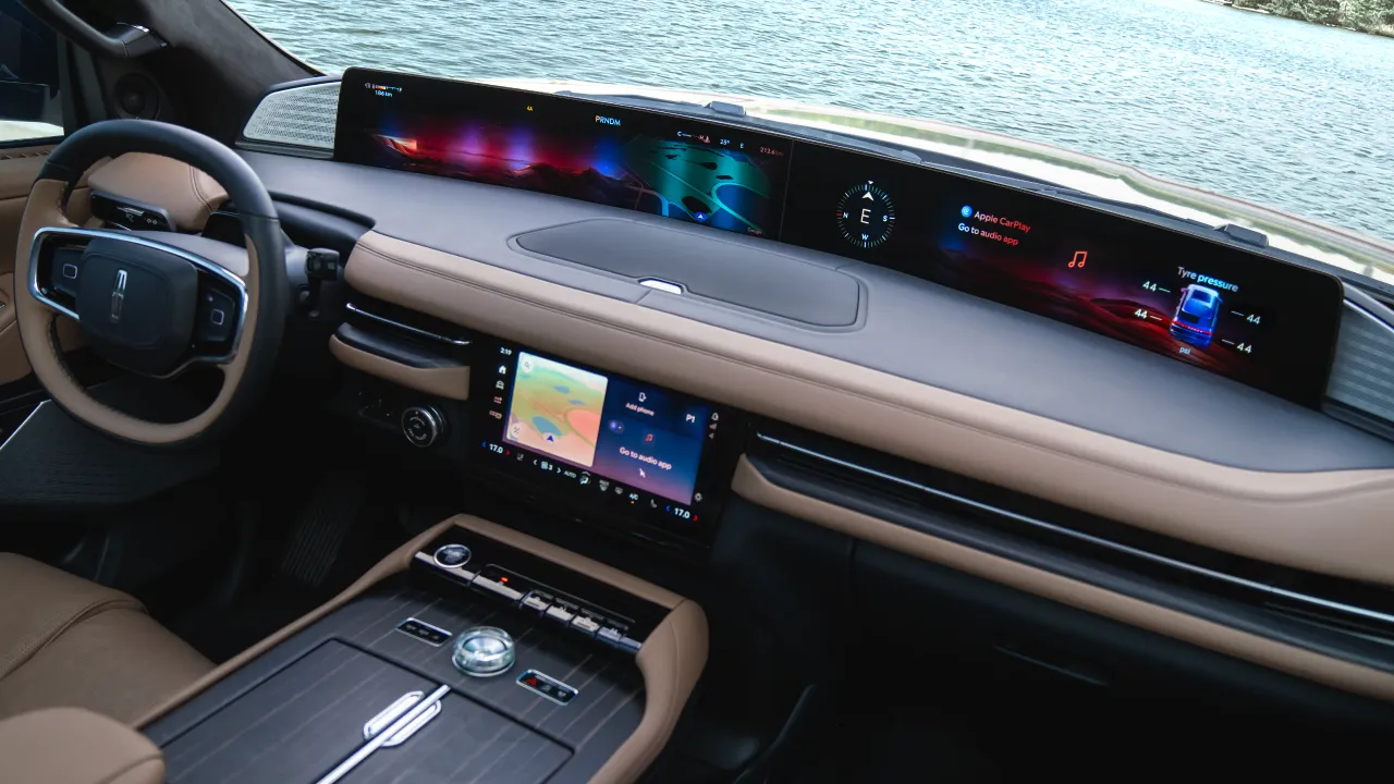 Lincoln Navigator 48-INCH PANORAMIC DISPLAY